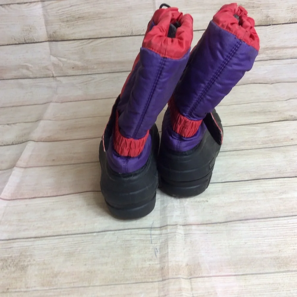 Sorry big girl snow boots. Size 6. (38)